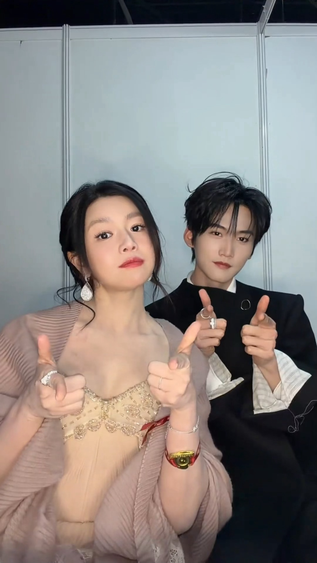 陈妍希周柯宇小年合跳手势舞