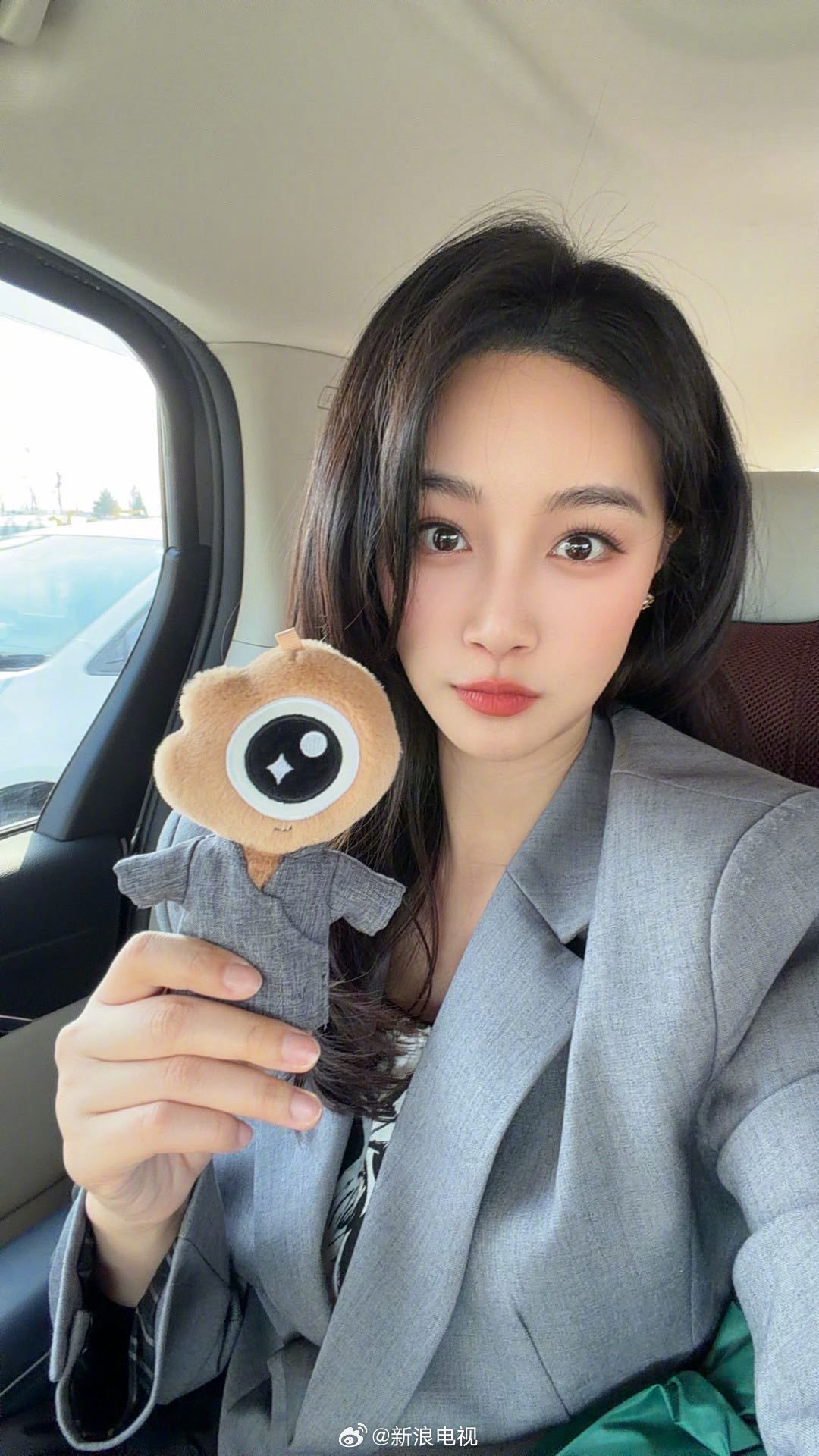 蓝盈莹晒银子同款娃衣，2025微博年度角色评选专属礼物