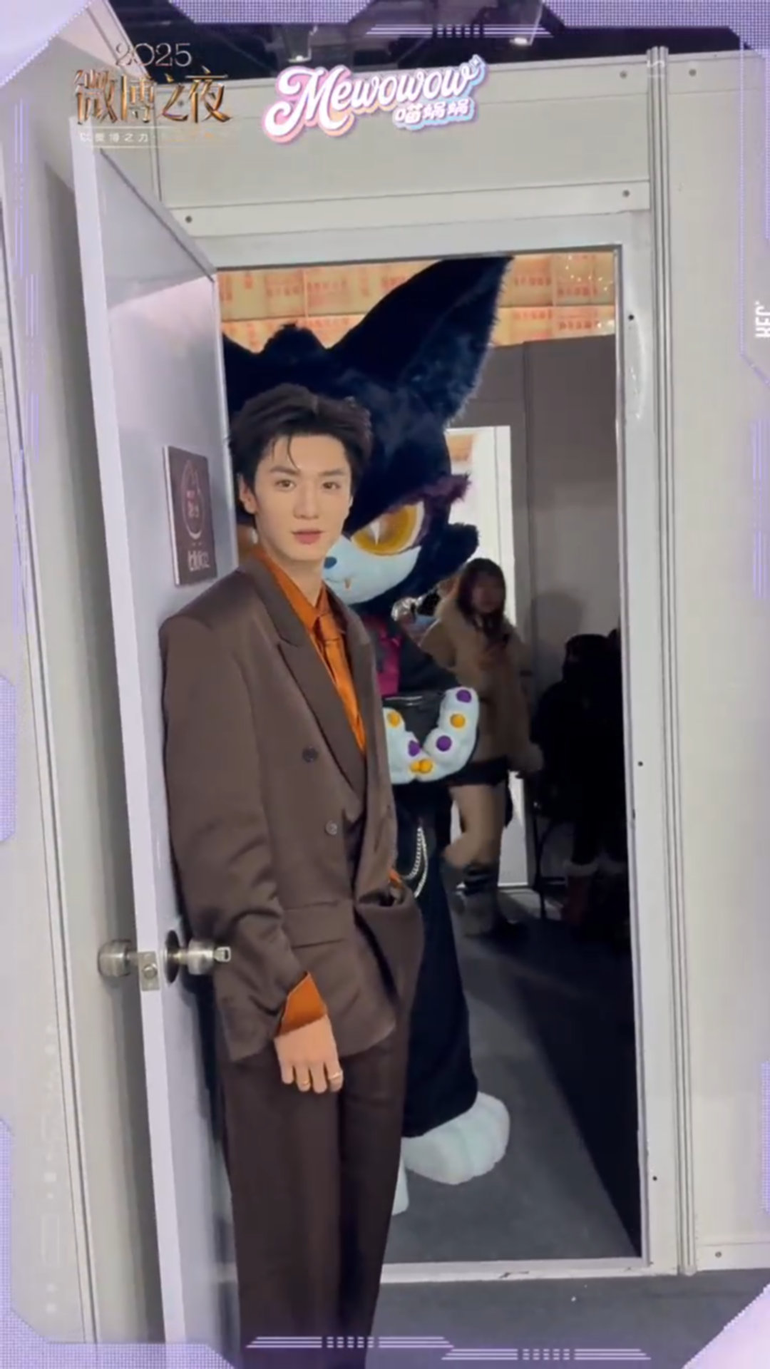 陈哲远微博之夜后台偷吃大米饭