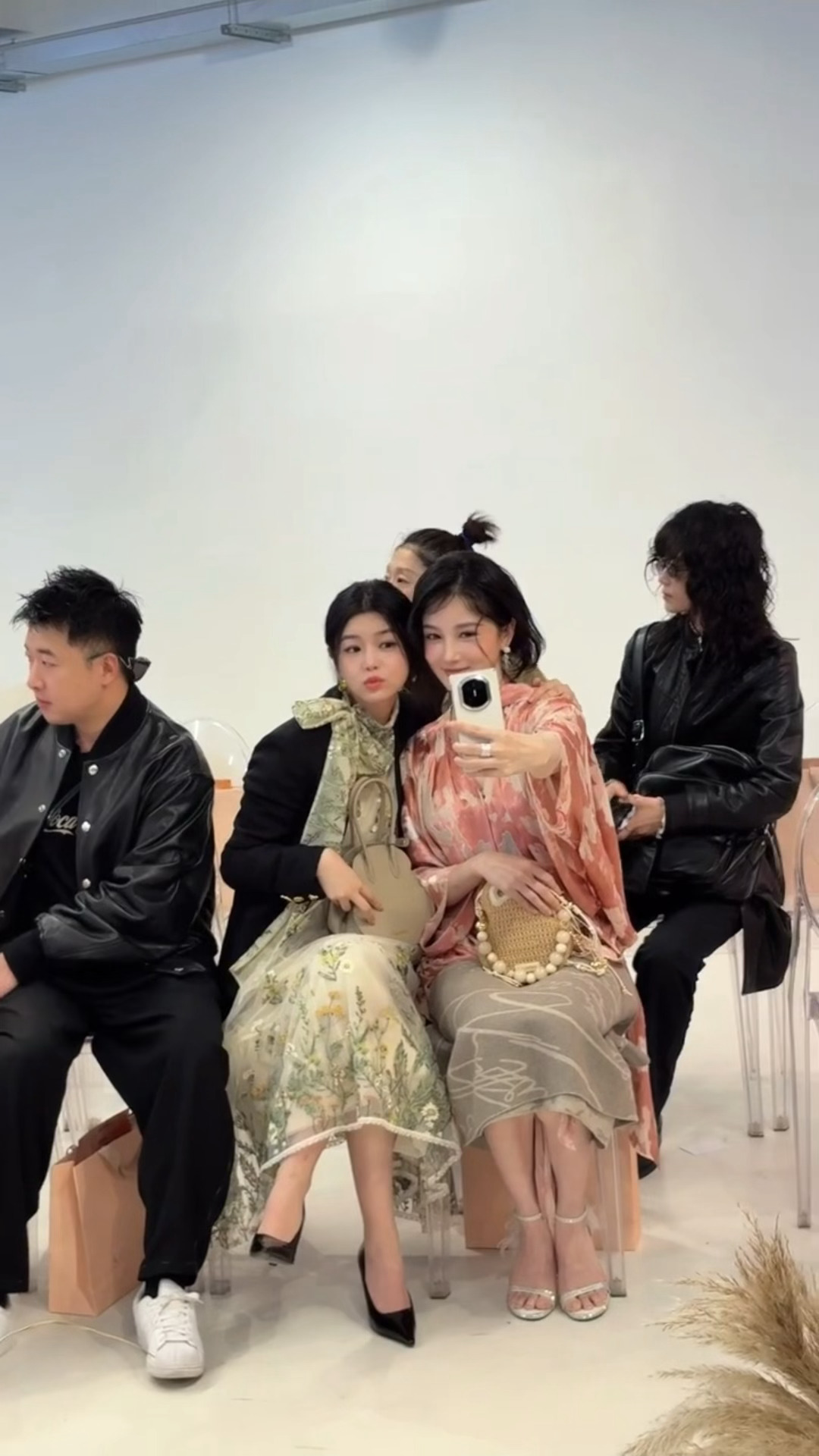 陈妍希陈小纭米兰时装周同框自拍