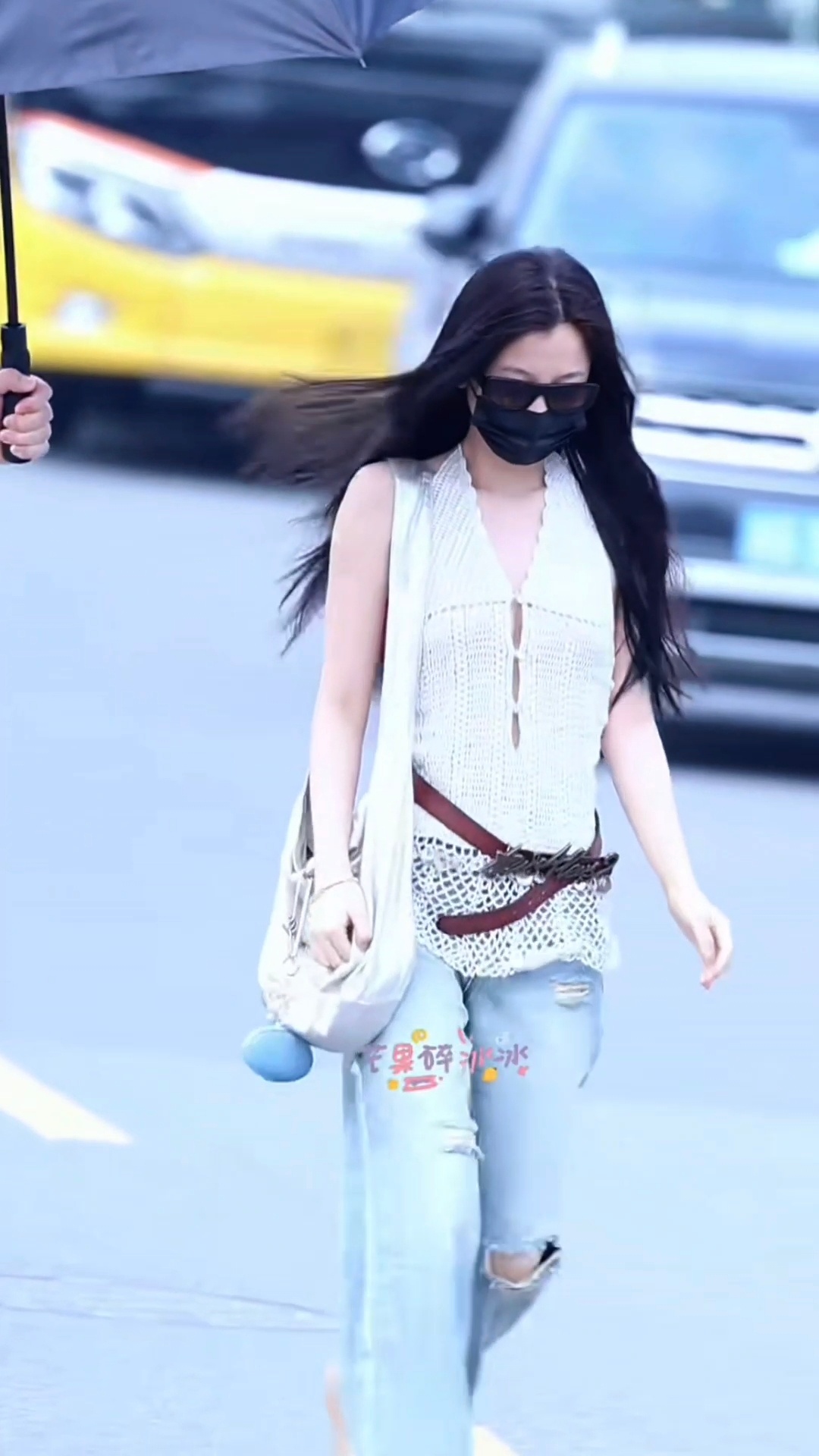 虞书欣以波西米亚海岛风造型亮相