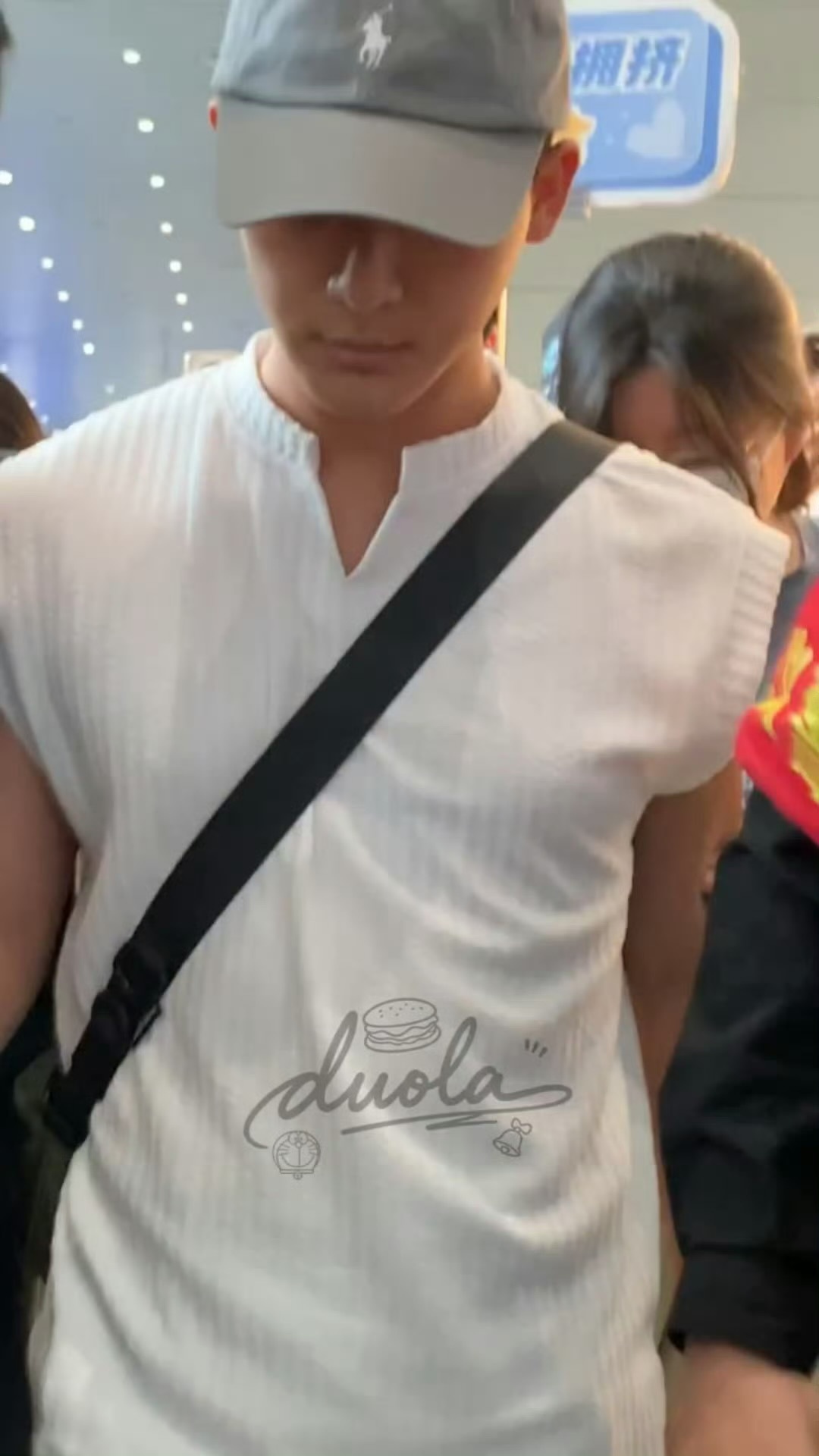 张晚意沈月现身机场，将进组拍摄《但愿人长久》