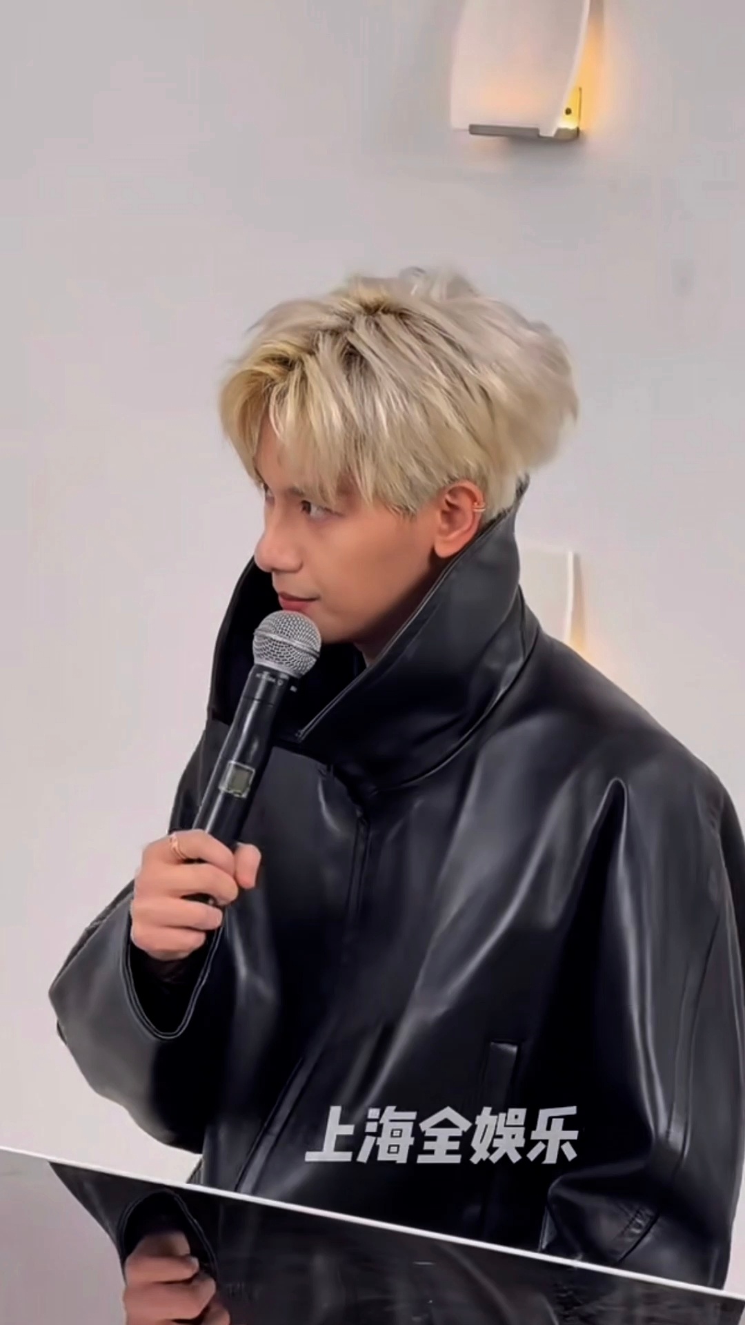 胡先煦公开金发造型，高领皮衣亮相