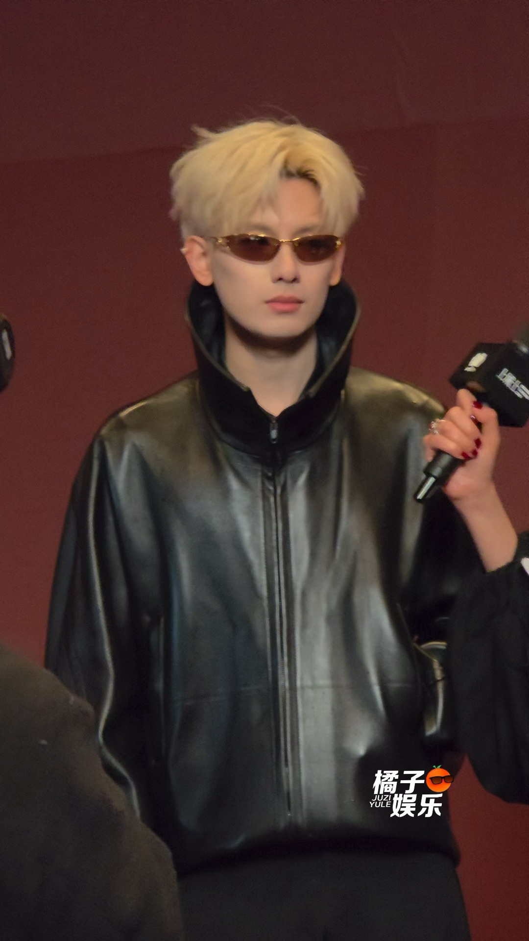 胡先煦白发皮衣造型亮相上城士非遗巡游展