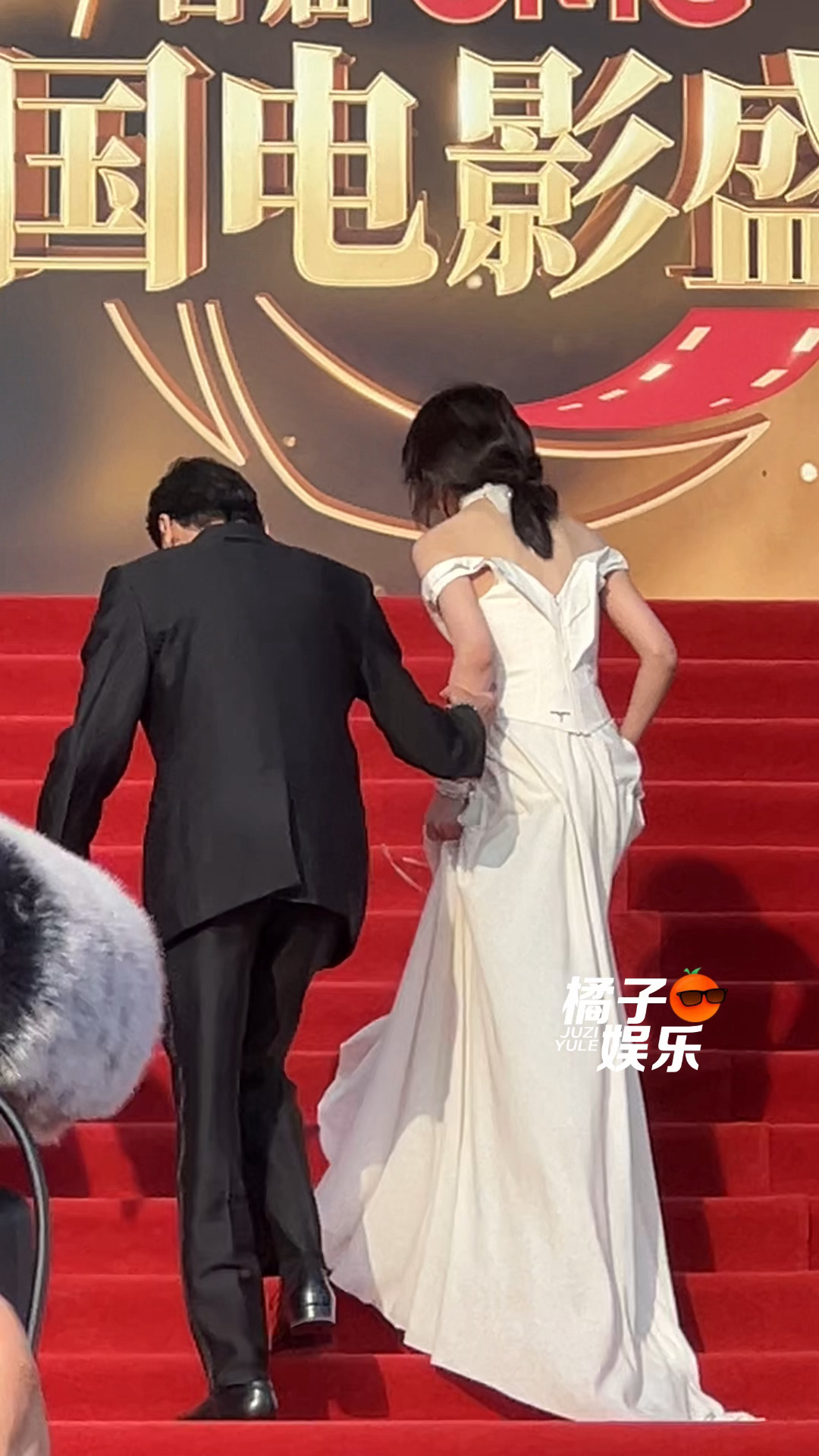 梁家辉扶张子枫上台阶合照后