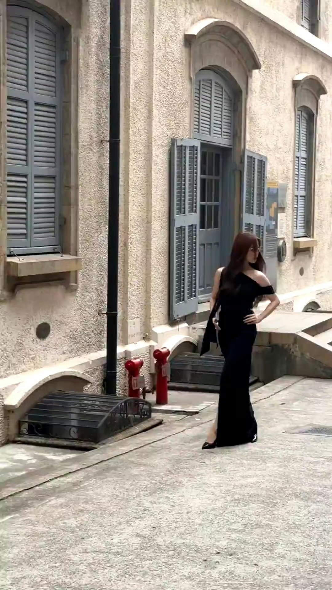 杨超越黑裙墨镜造型出片，动作越颠越可爱