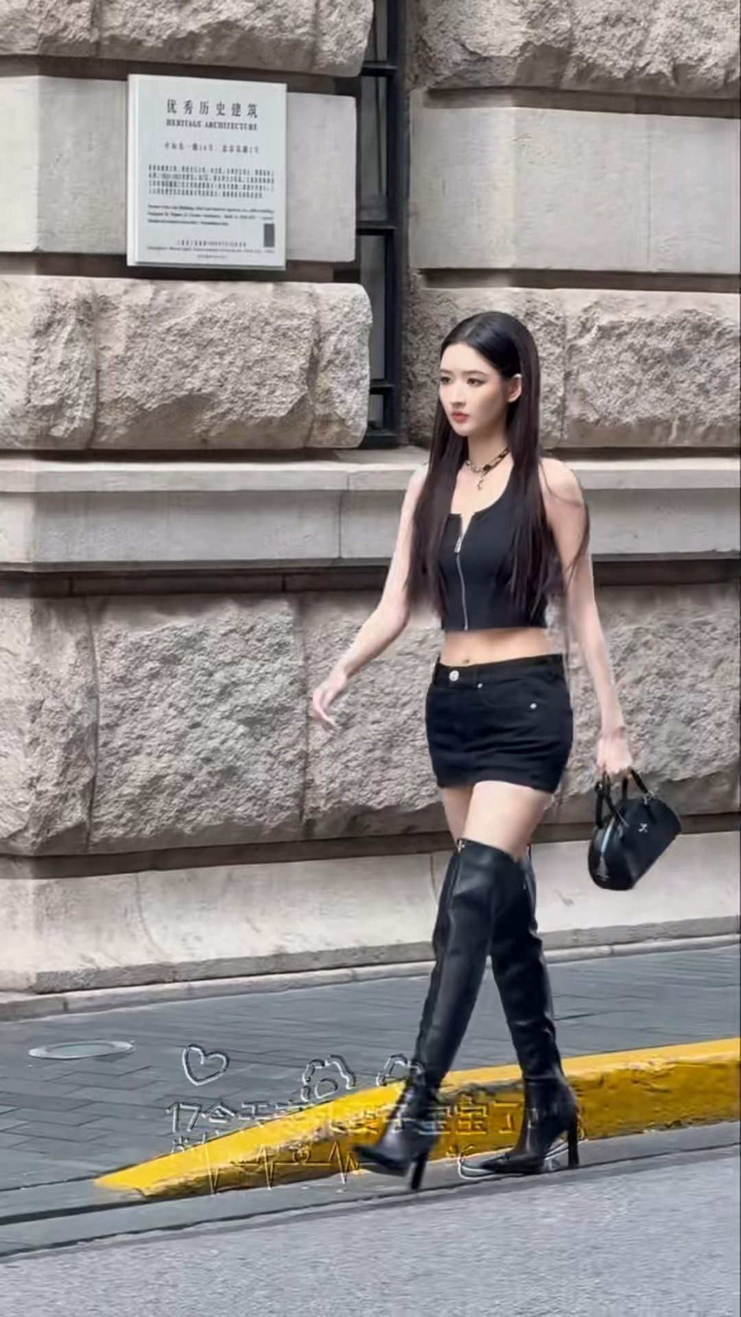 王玉雯黑长直造型亮相，身材纤细引关注