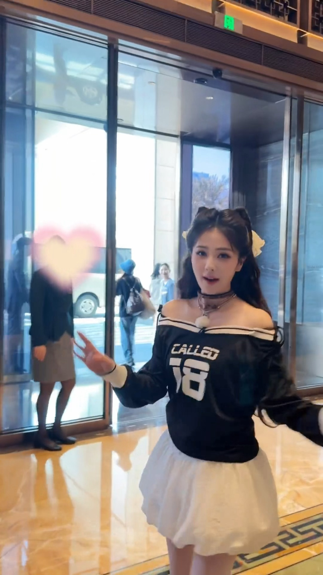 白鹿蝴蝶结猫猫头造型萌翻网友，露肩纱裙路透曝光