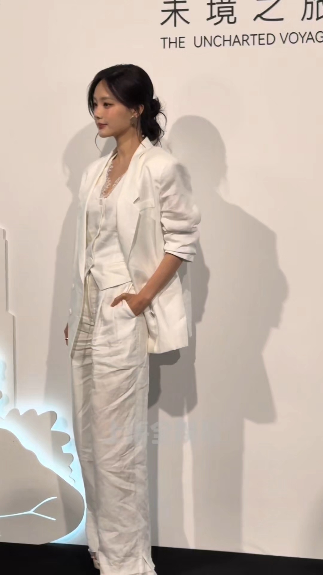 李一桐白色西装怼脸图释出，简约大气显高级感