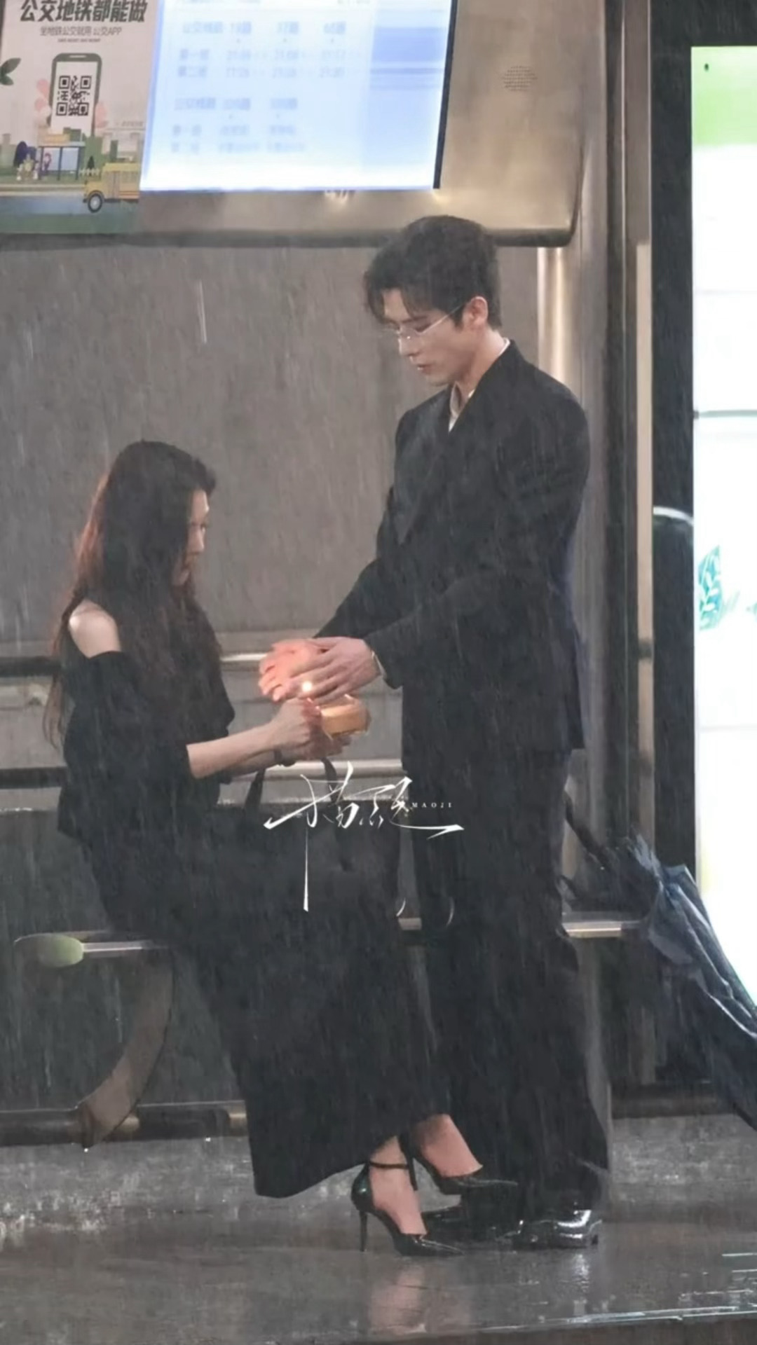 王安宇章若楠雨中点烛火路透曝光