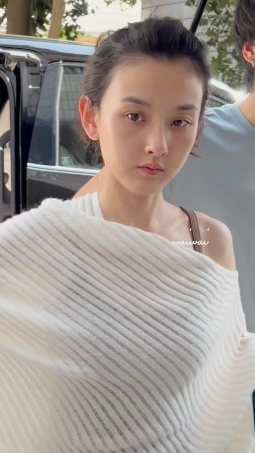 宋祖儿罩衫造型引热议，被赞穿洗脸巾也美