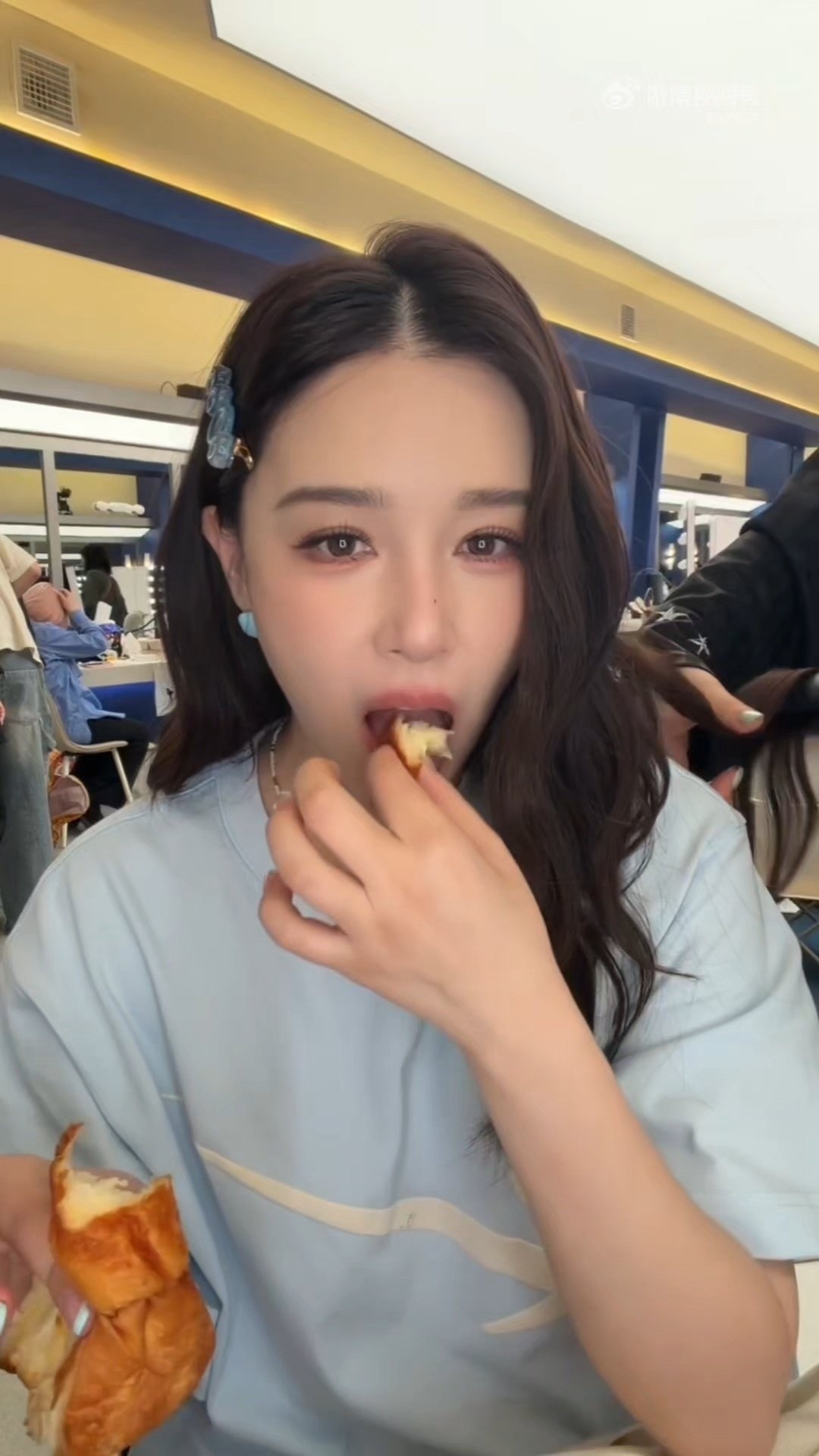 李小冉赠面包获阚清子盛赞