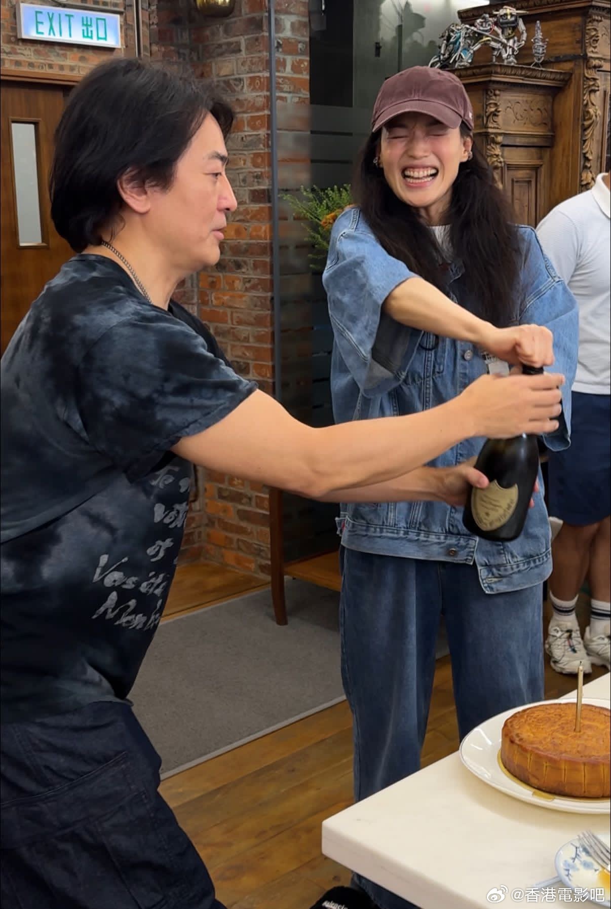 刘伟强办中秋宴，郑伊健舒淇同开香槟