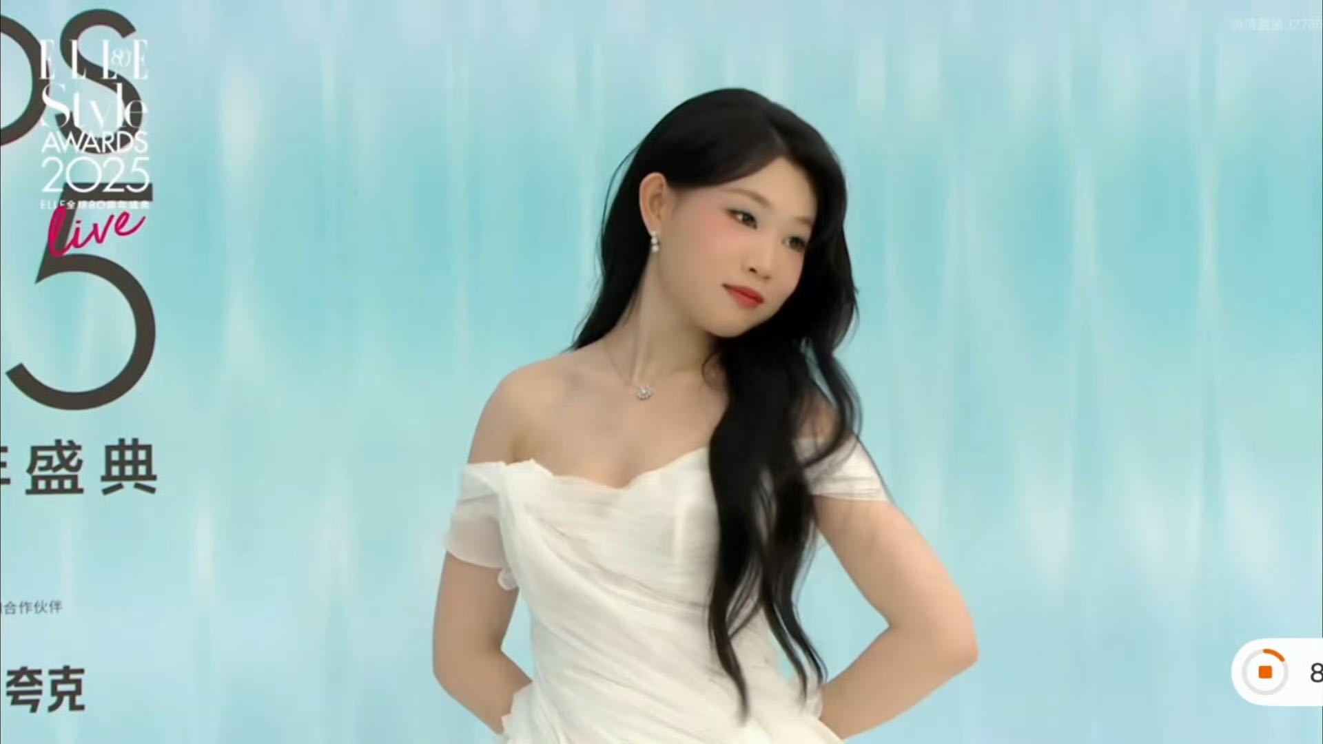 沈佳润首次亮相红毯