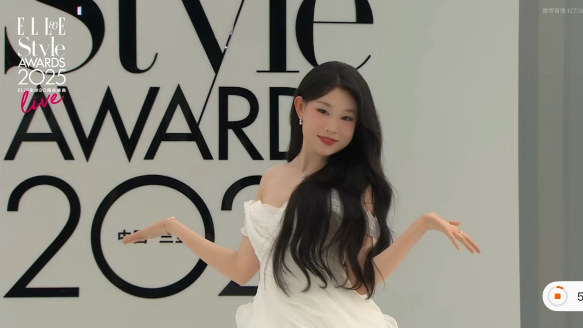 沈佳润首次亮相红毯活力十足