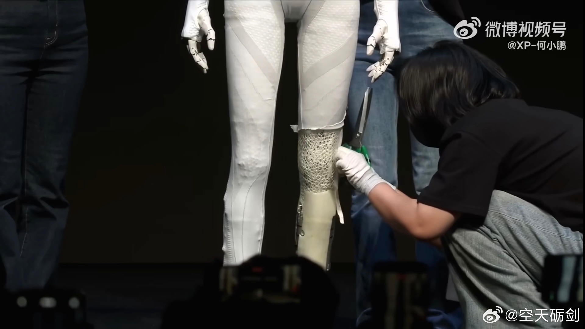 小鹏发布会现场拆解机器人自证非真人