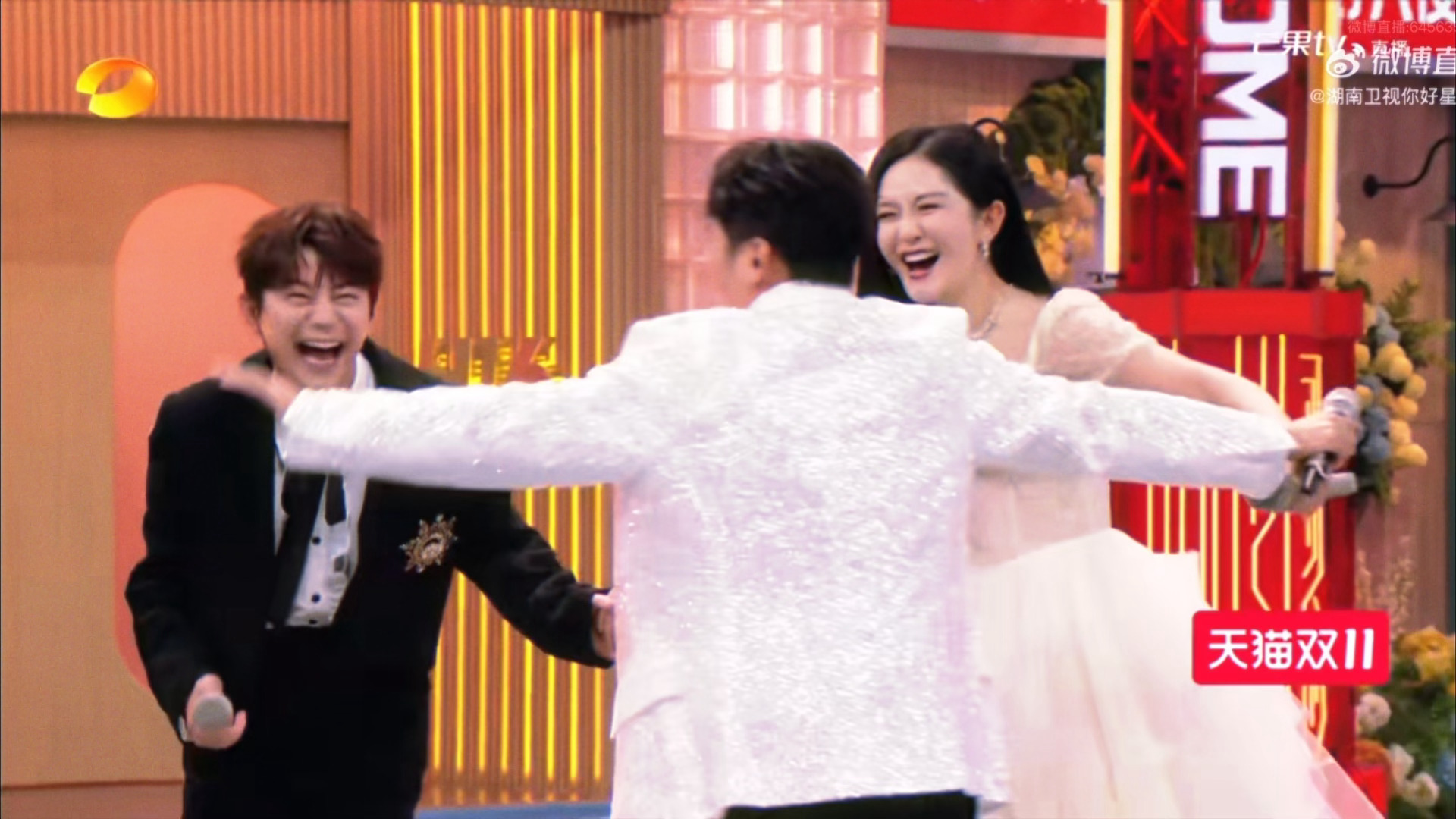 何炅谢娜维嘉手拉手转圈，谢娜称好久未聚