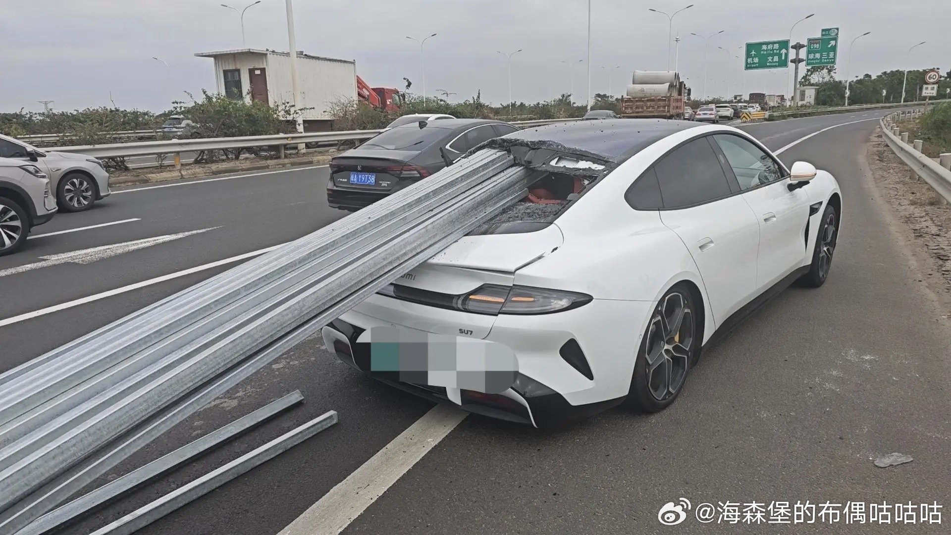 小米SU7遭钢管车撞击司机幸存，座椅钢结构受关注