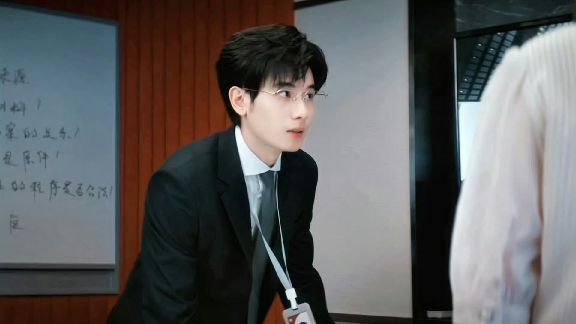 胡先煦白衬衫西装金丝眼镜造型获赞