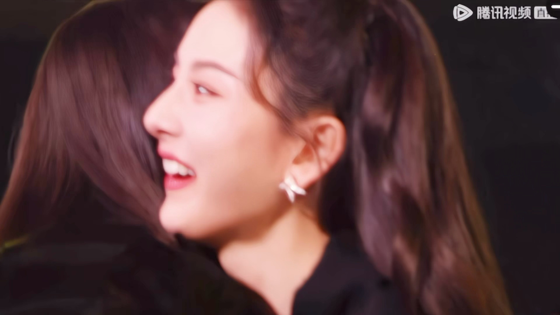 宋佳宋祖儿台下拥抱撒娇