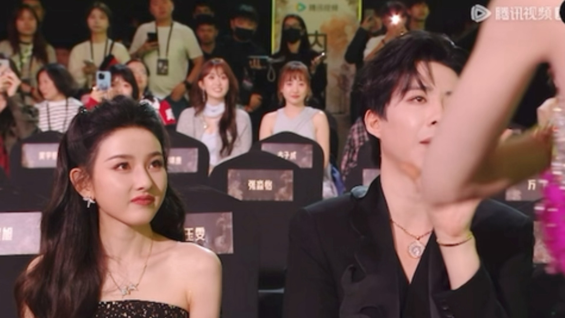 赵露思离场与刘宇宁挥手告别