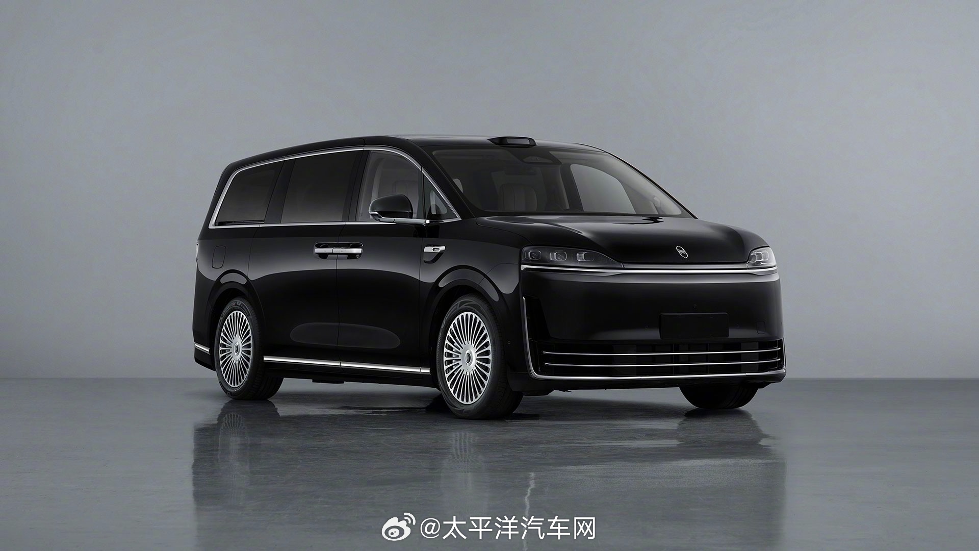 智界V9实车现身工信部，鸿蒙智行首款MPV杀疯了！…