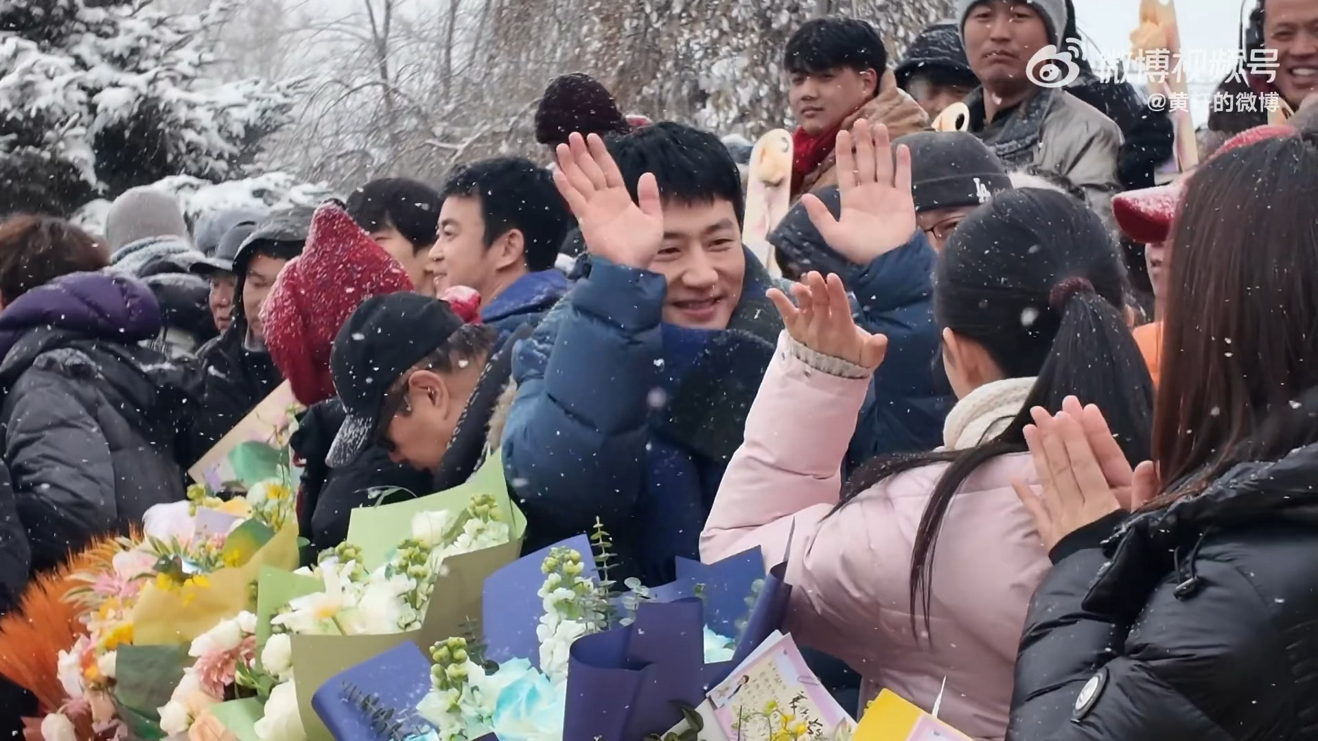 黄轩刘浩存雪中杀青合照，击掌比心萌态十足