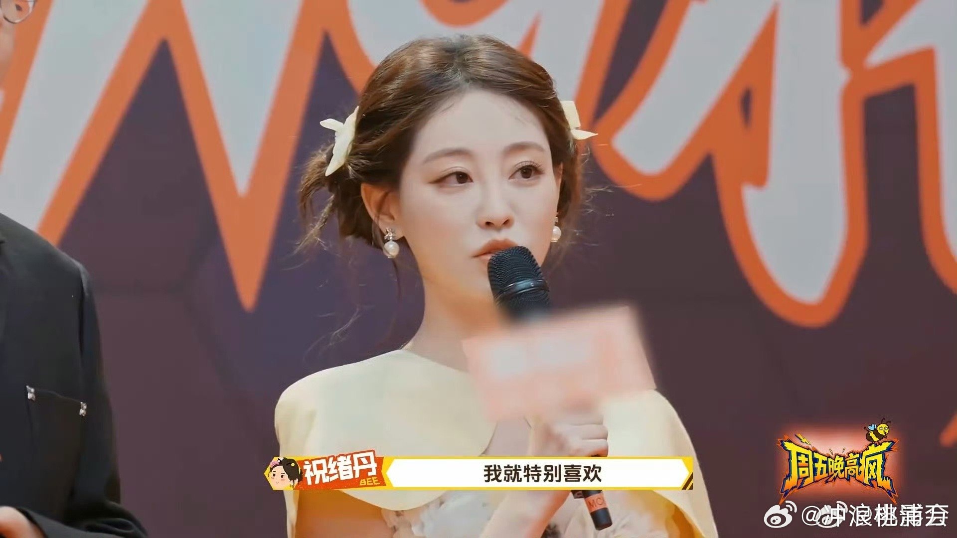 祝绪丹公开理想型着装细节，厚实白T配灰裤白鞋