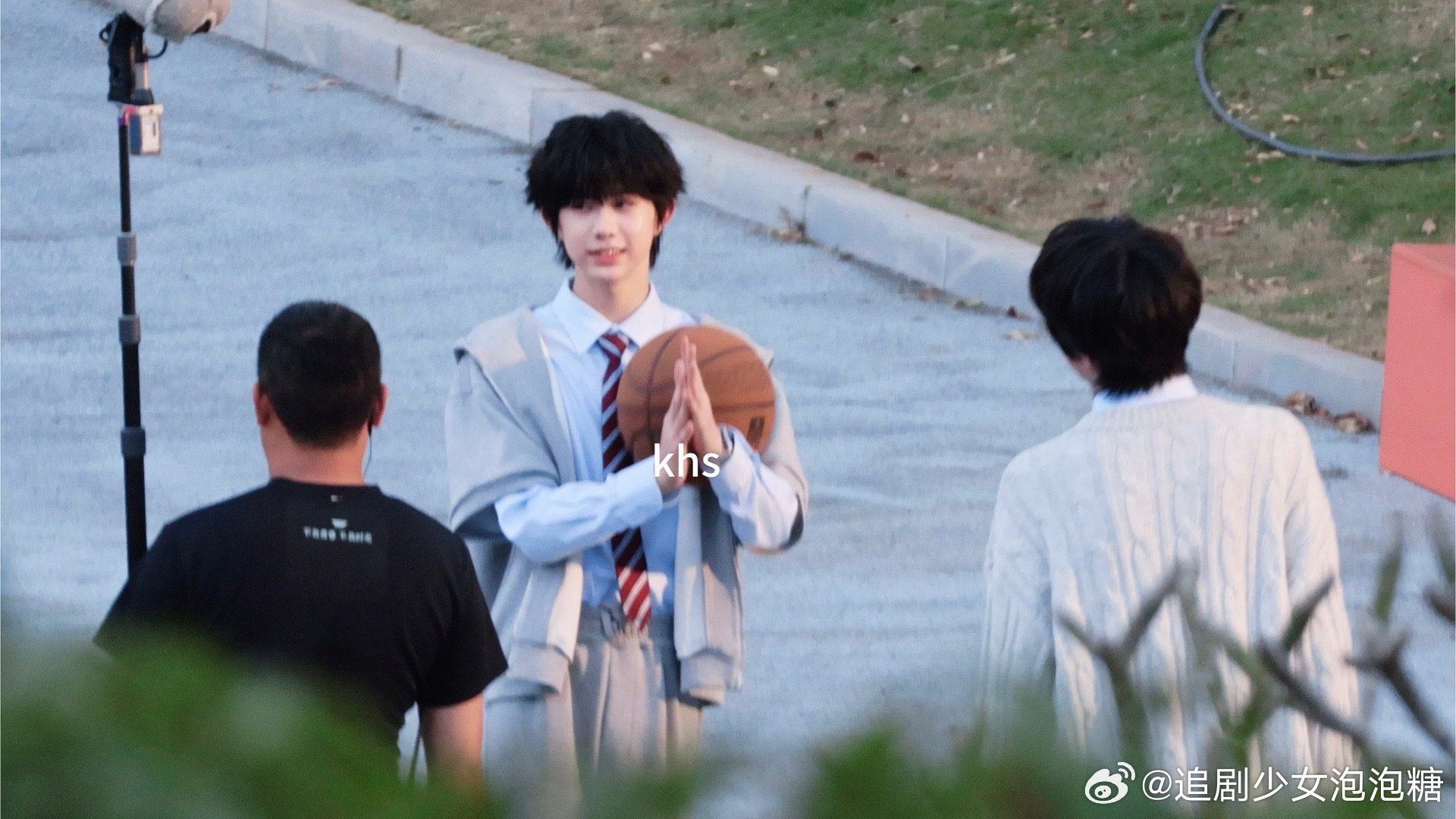 陈奕恒怀抱篮球双手合十路透曝光