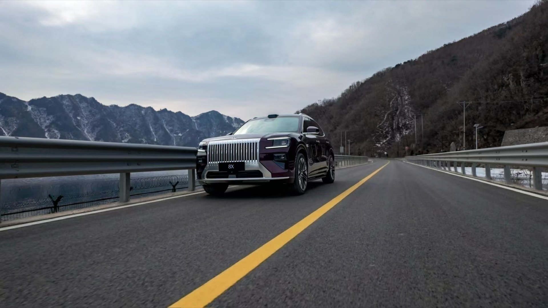 极氪8X挑战中国铁建沙漠高速与边境公路测试