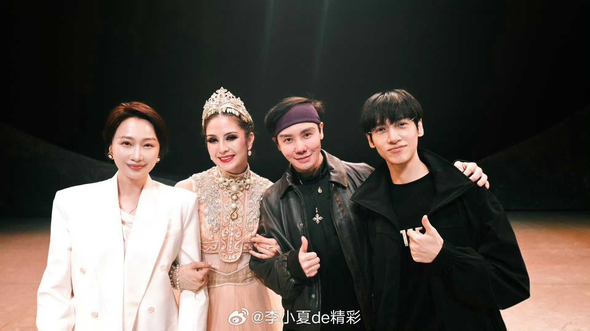 罗云熙素颜观看董杰歌剧，与多人合影亲和力十足