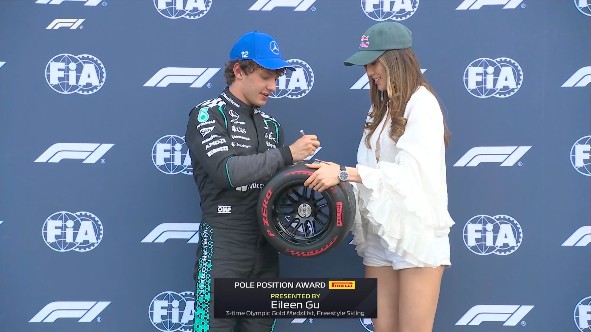 谷爱凌为F1摩纳哥站杆位得主安东内利颁奖