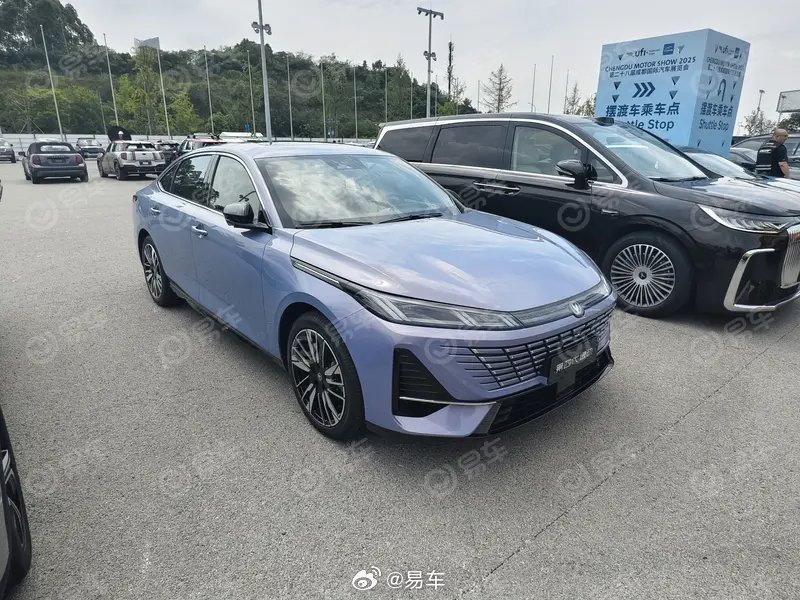 2025成都车展长安第四代逸动亮相，预售8.79万起