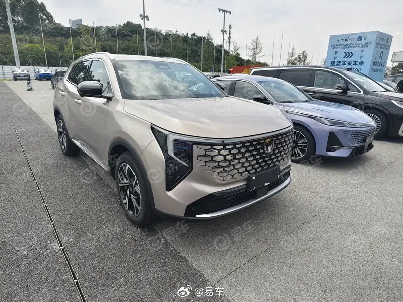 2025成都车展长安第四代CS55 PLUS亮相，搭载新蓝鲸发动机