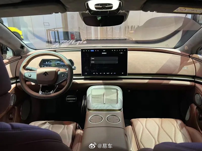 2025广州车展广汽昊铂A800内饰亮相，搭载华为智驾4与鸿蒙座舱5
