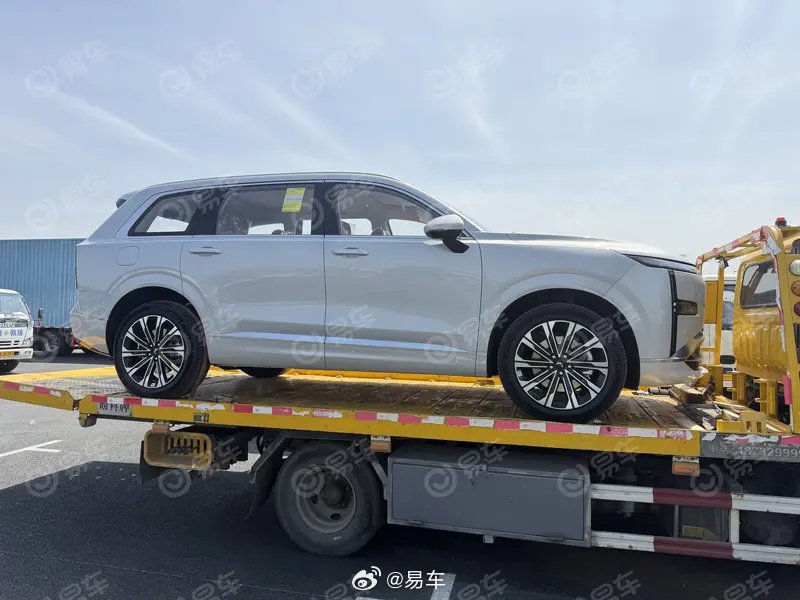 五菱星光L北京车展亮相，纯电续航最高185km