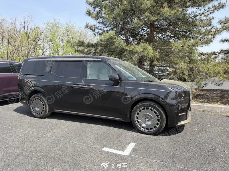 焕新极氪009北京车展开启预售，全栈900V架构续航超700km