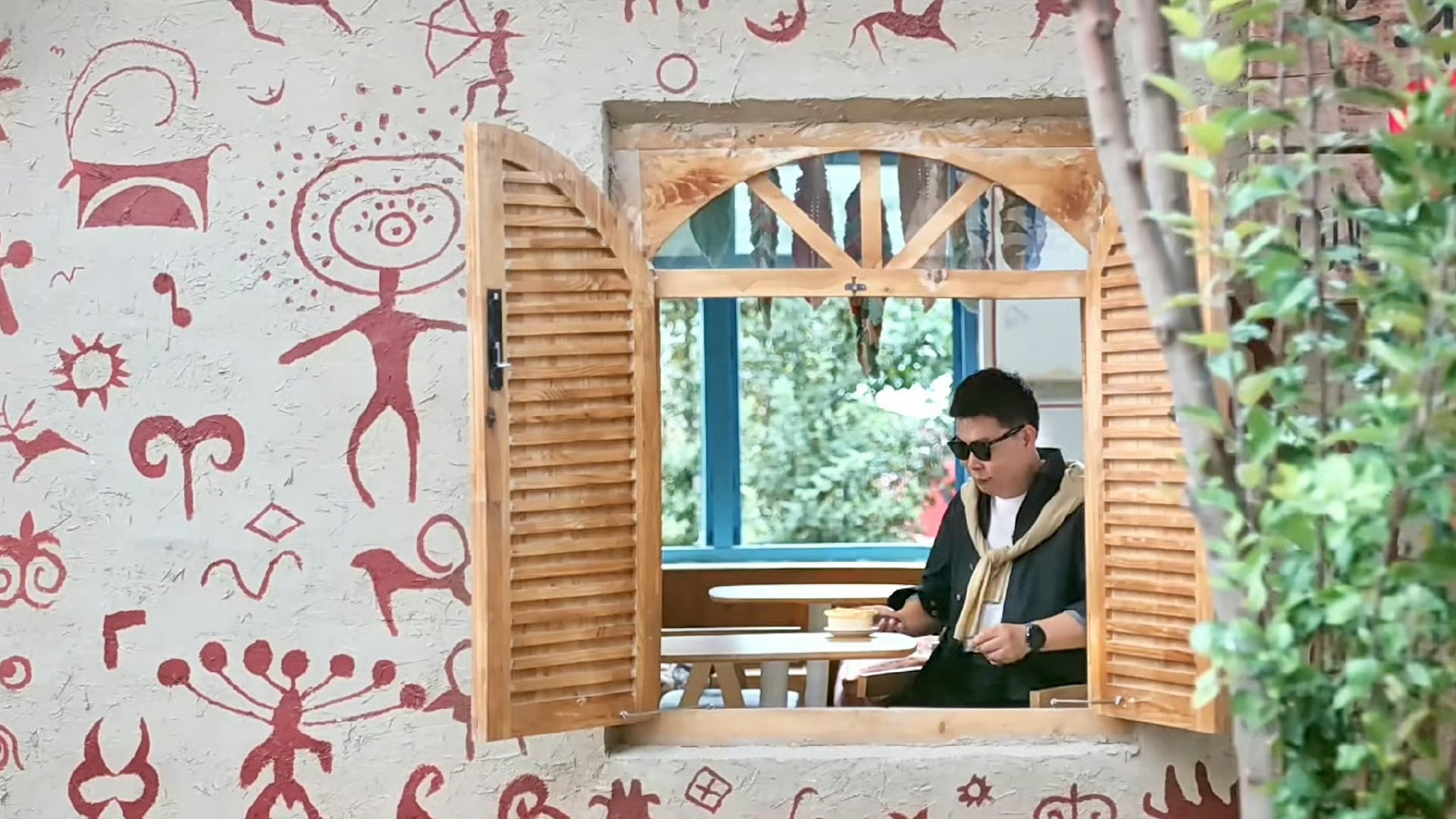 余承东新疆自驾游八卦城，体验沿途风景与车主交流