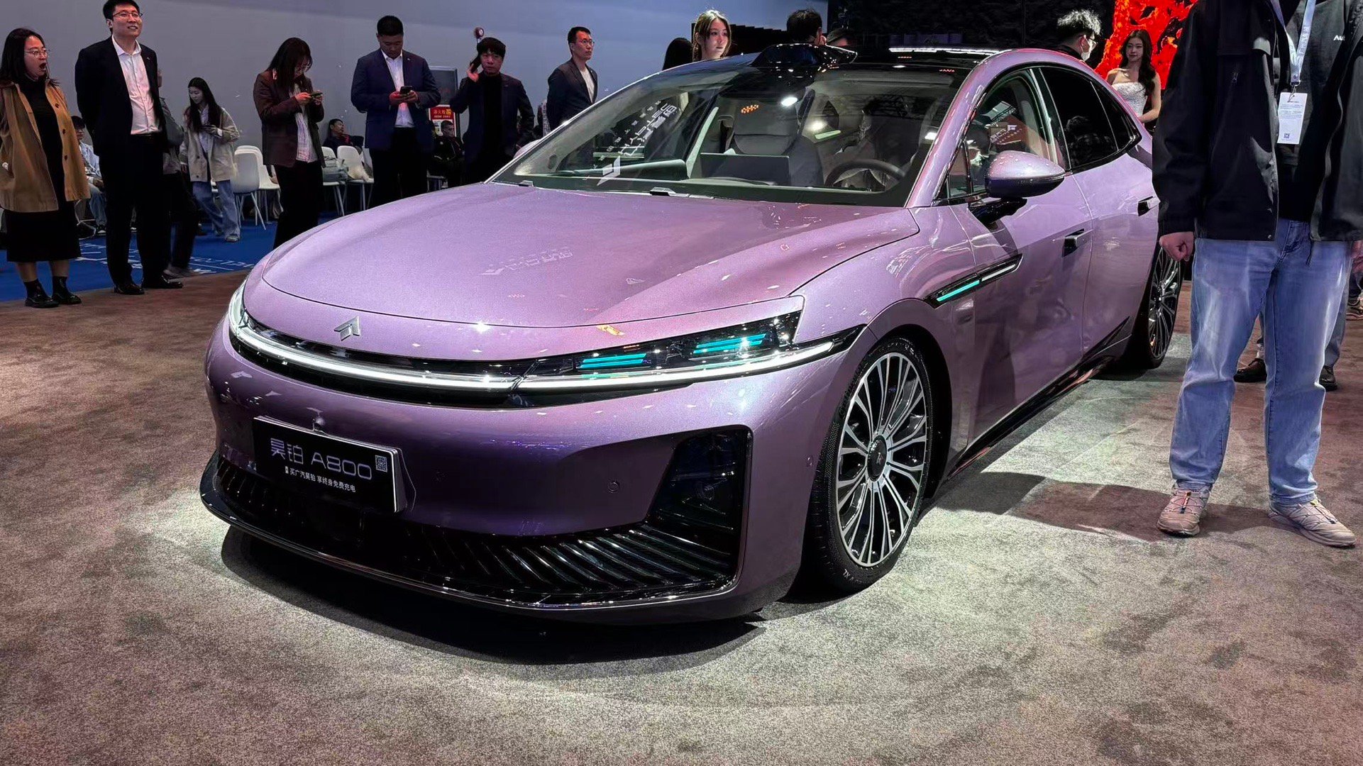 广汽昊铂A800广州车展首发，搭载华为智驾鸿蒙座舱获L3高速测试牌照