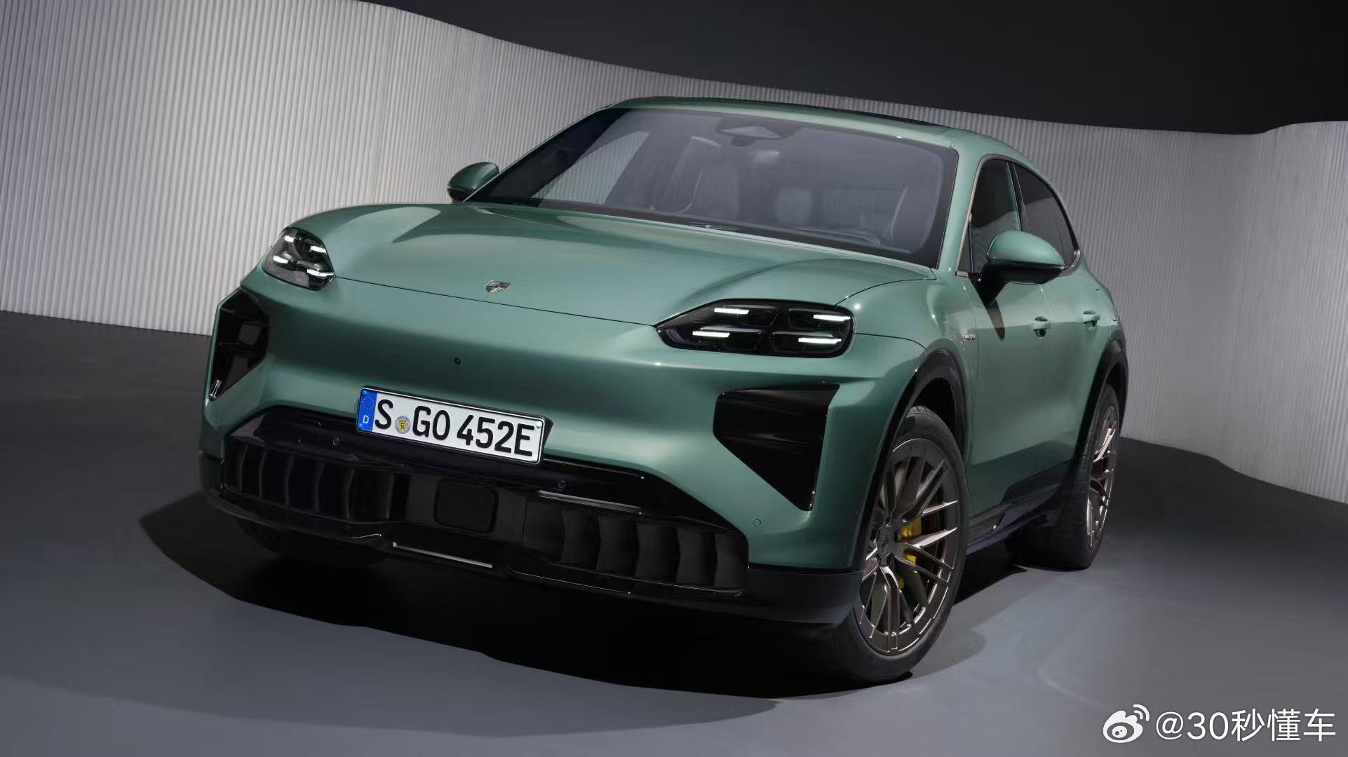 保时捷推出史上最多屏纯电卡宴