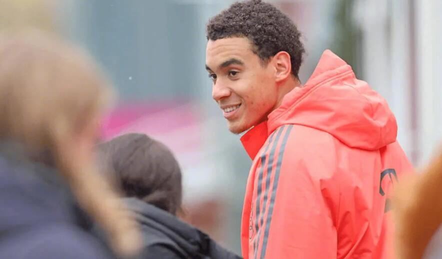 孔帕尼期待穆西亚拉复出，强调需耐心等待