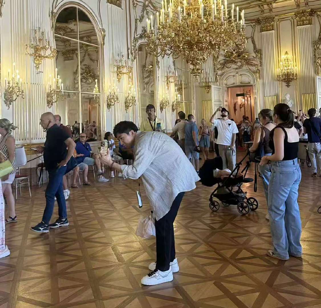 网友美泉宫偶遇俞灏明王晓晨