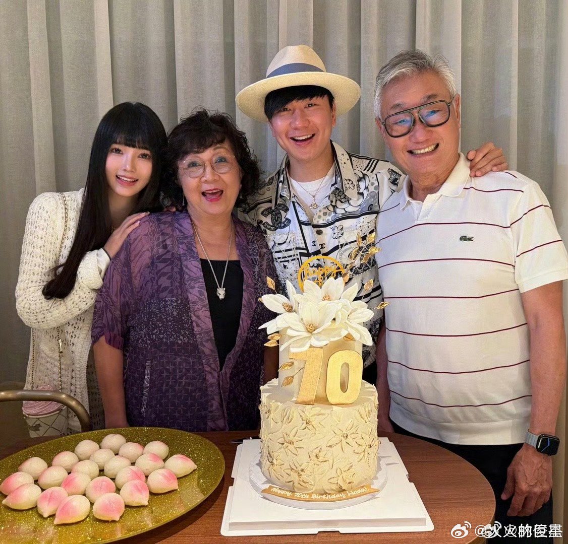 林俊杰晒女友与家人合照为妈妈庆生