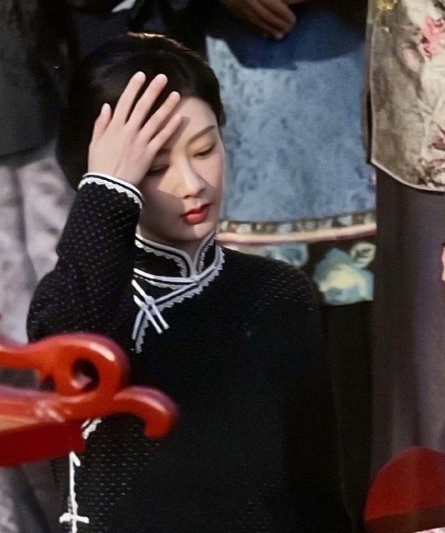 杨紫旗袍盘发造型演绎董竹君，温婉大气展现女性自强