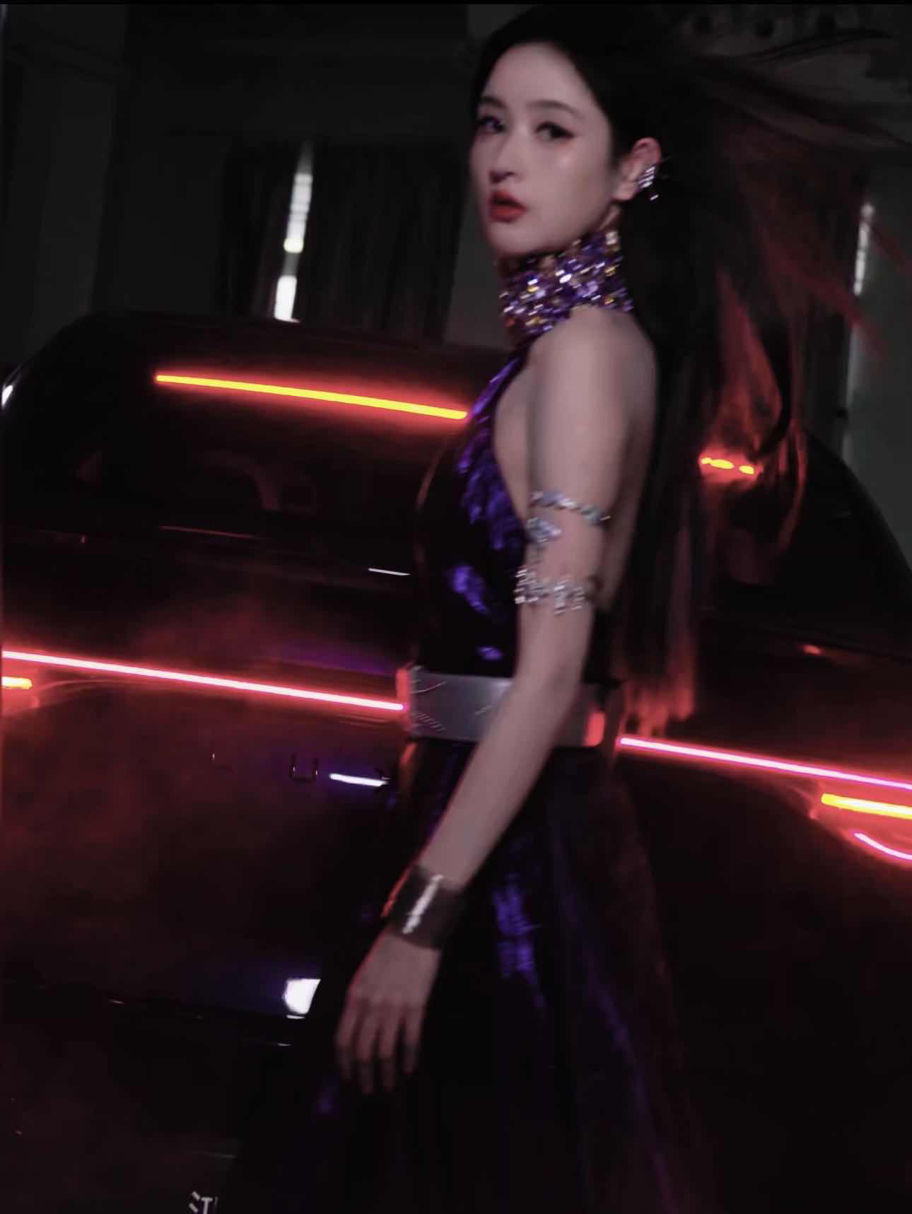 王玉雯流光紫裙造型亮相，智界R7暗夜紫同款座驾吸睛