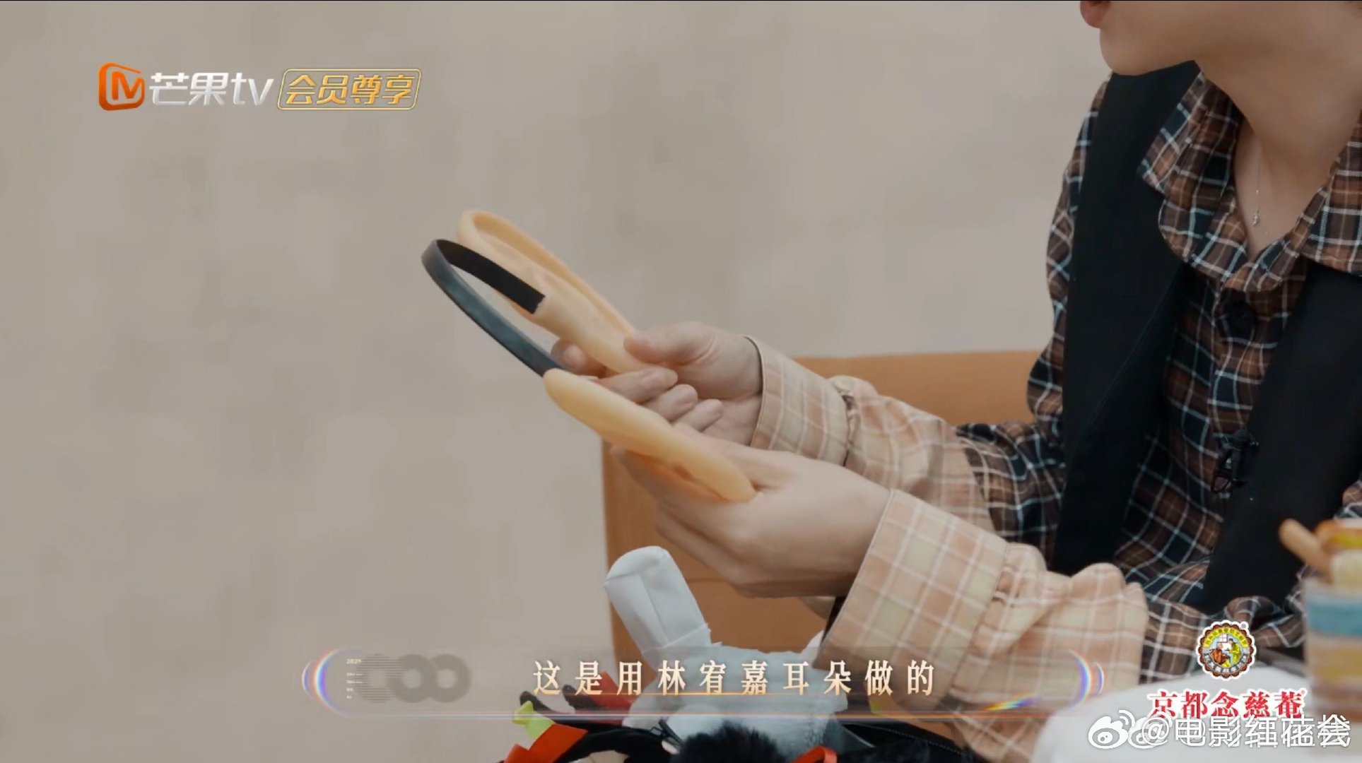 周兴哲戴同款耳膜与泷泷互动引爆笑