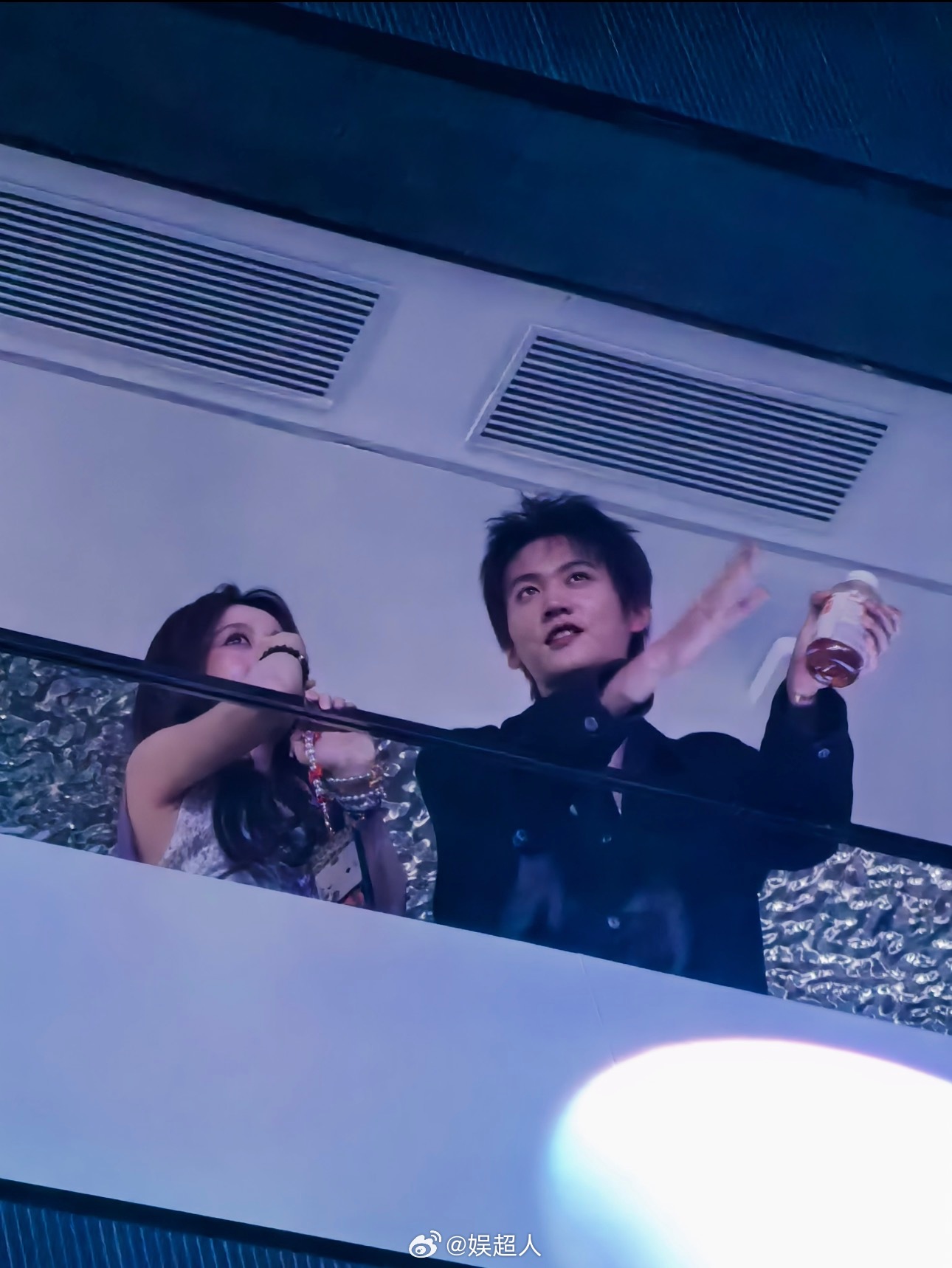 周柯宇现身观战九尾王者荣耀比赛
