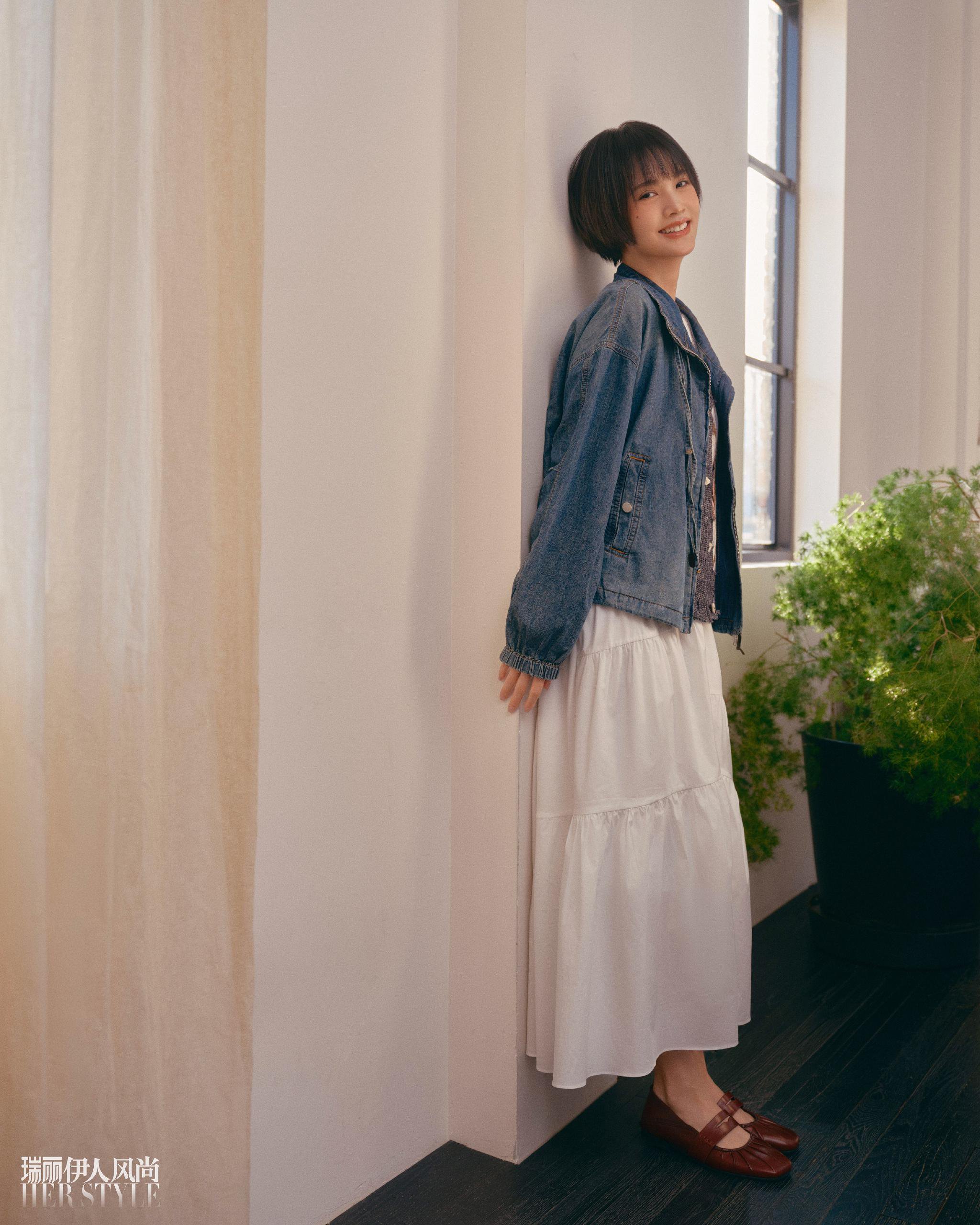 杨丞琳登瑞丽伊人风尚封面，裙摆轻盈目光温润