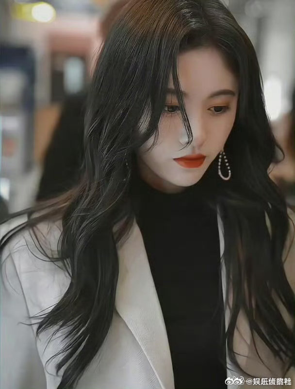 鞠婧祎墨镜造型现身，女总裁上班路透曝光