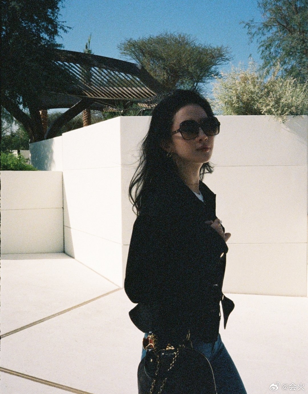 刘亦菲晒阿布扎比头巾造型美照